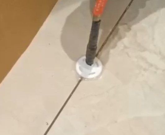 平鲁瓷砖空鼓维修公司专业解答瓷砖在铺贴过程中，如果没有涂抹均匀到位的粘结材料（如水泥砂浆或瓷砖胶），可能会导致以下问题