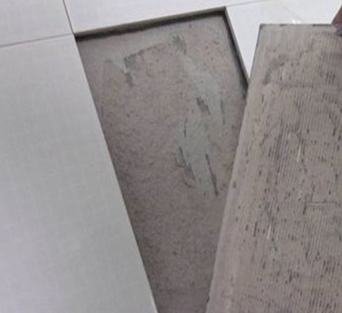平鲁瓷砖空鼓维修公司分享瓷砖铺贴时如果打浆（即涂抹在瓷砖背面和基层上的砂浆或瓷砖胶）过少，会带来以下问题